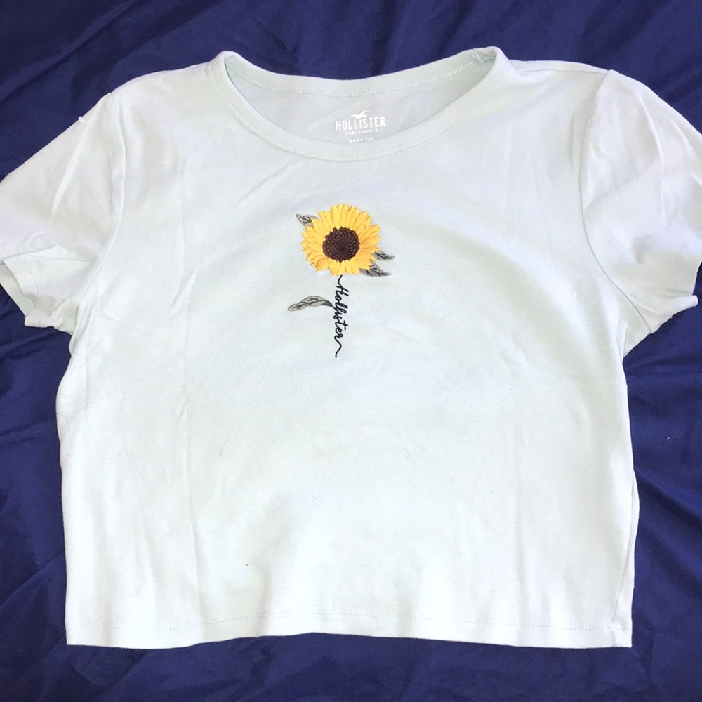 Pretty Hollister Sunflower Crop-Tee 🌻